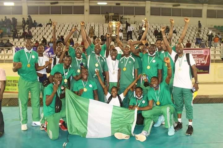 Nigerian volleyball team posing with the flag
